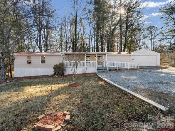 1212 Easy St, Hendersonville, NC 28791