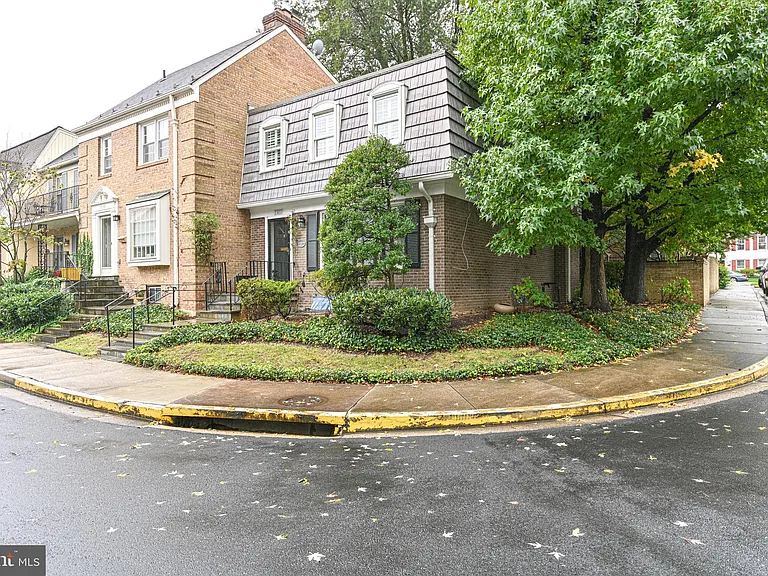 7377 Montcalm Dr — Photo 2