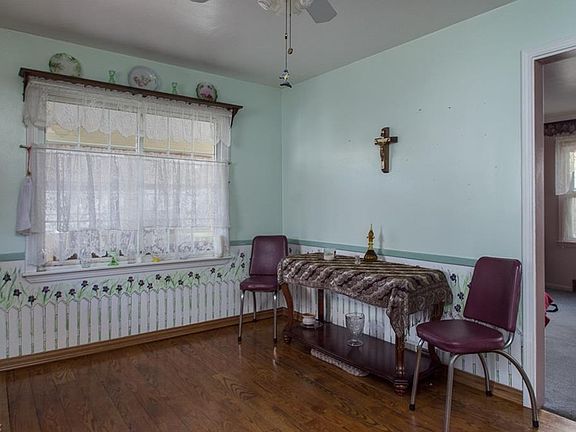 3rd image of 1574 Meadowbrook Ave