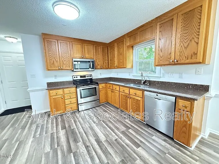 401 Holly Berry Ln — Photo 9