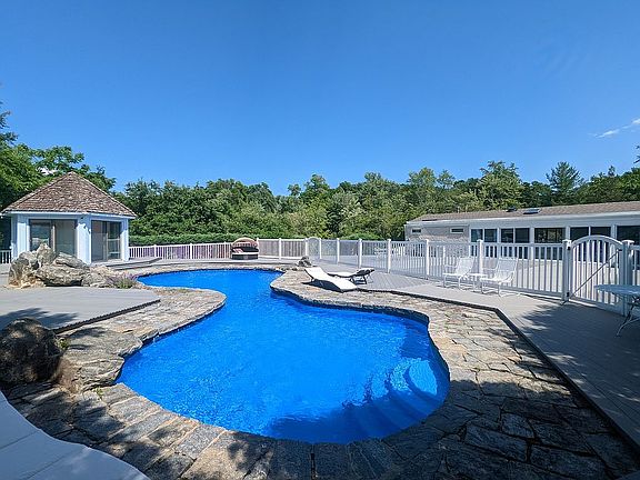 3rd image of 18 Dwight Ln