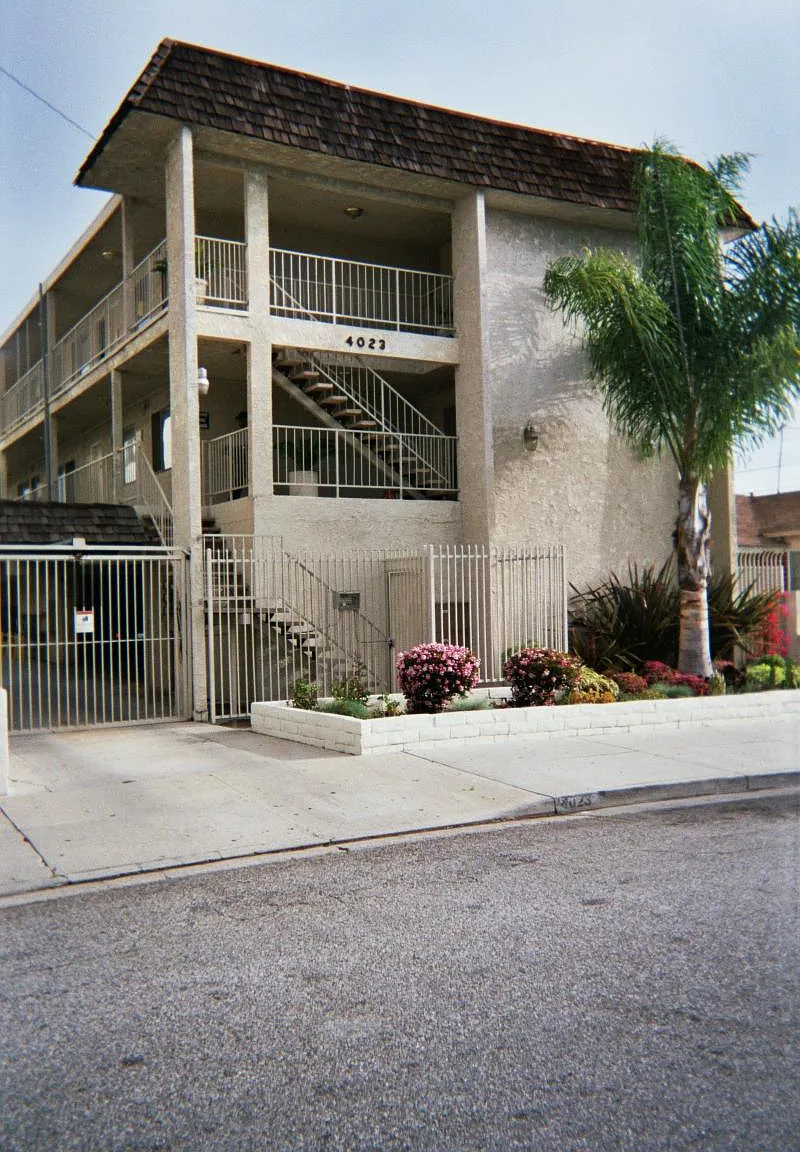 PICTURE OF BUILDING