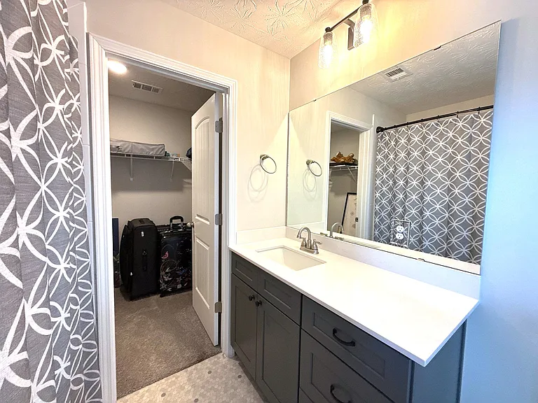Upstairs Full Bath 2
