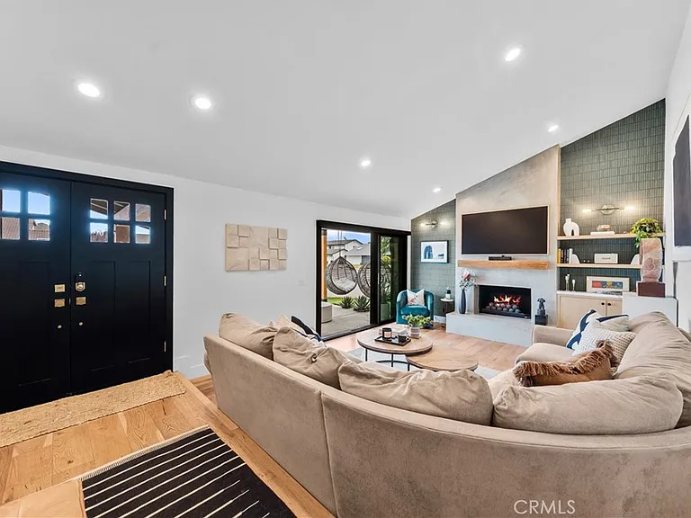 8541 Kelso Dr — Photo 12