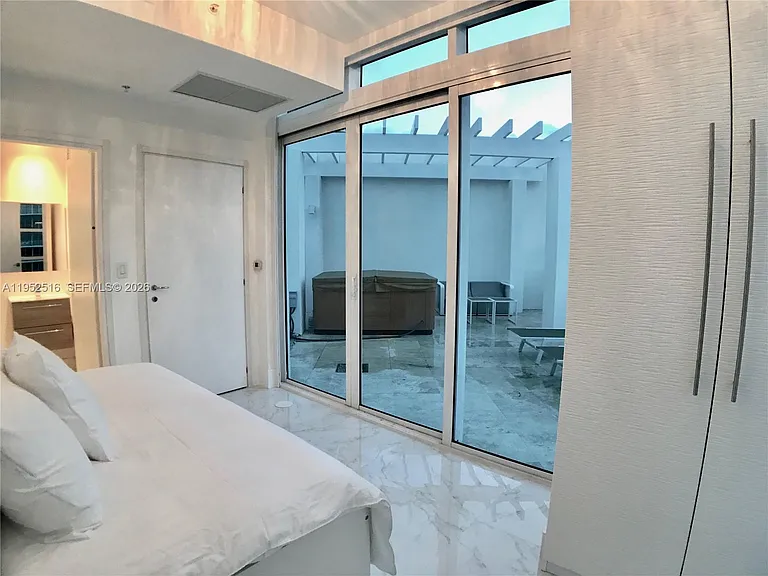 50 S Pointe Dr #LOFT4 — Photo 18