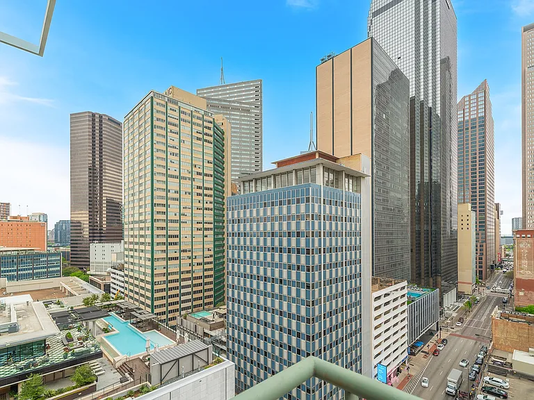 Main 3 Downtown — Photo 40