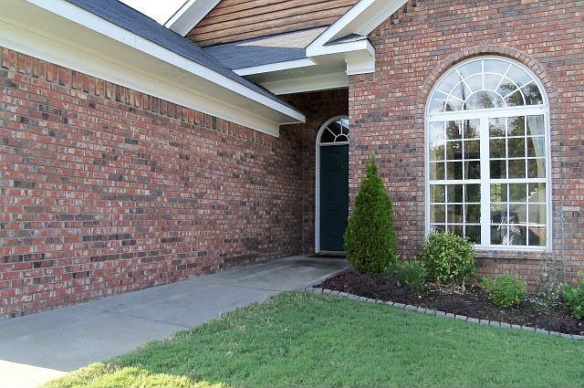 2nd image of 3314 Hawthorne Ln