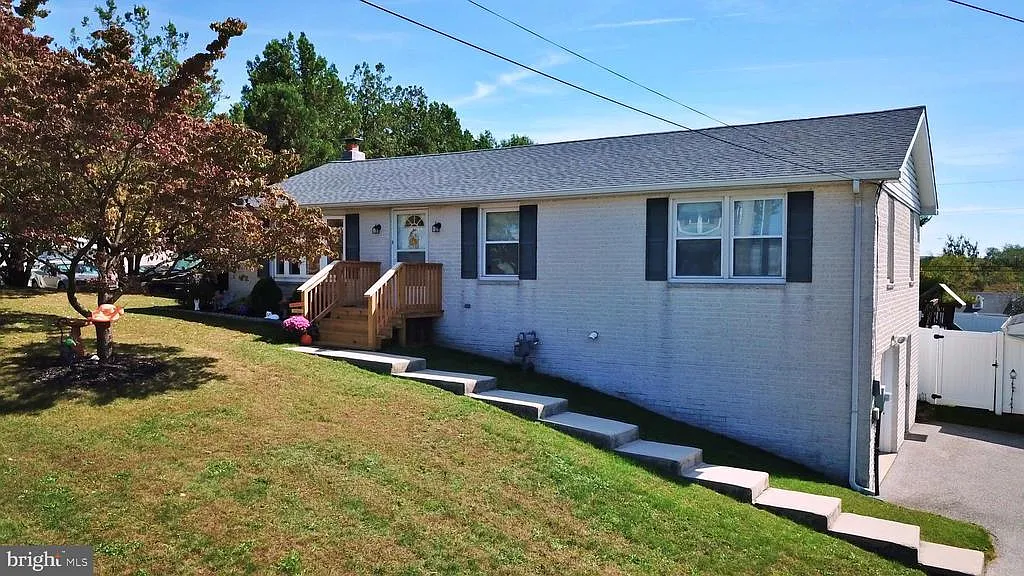 4360 Briarwood Ct photo 1
