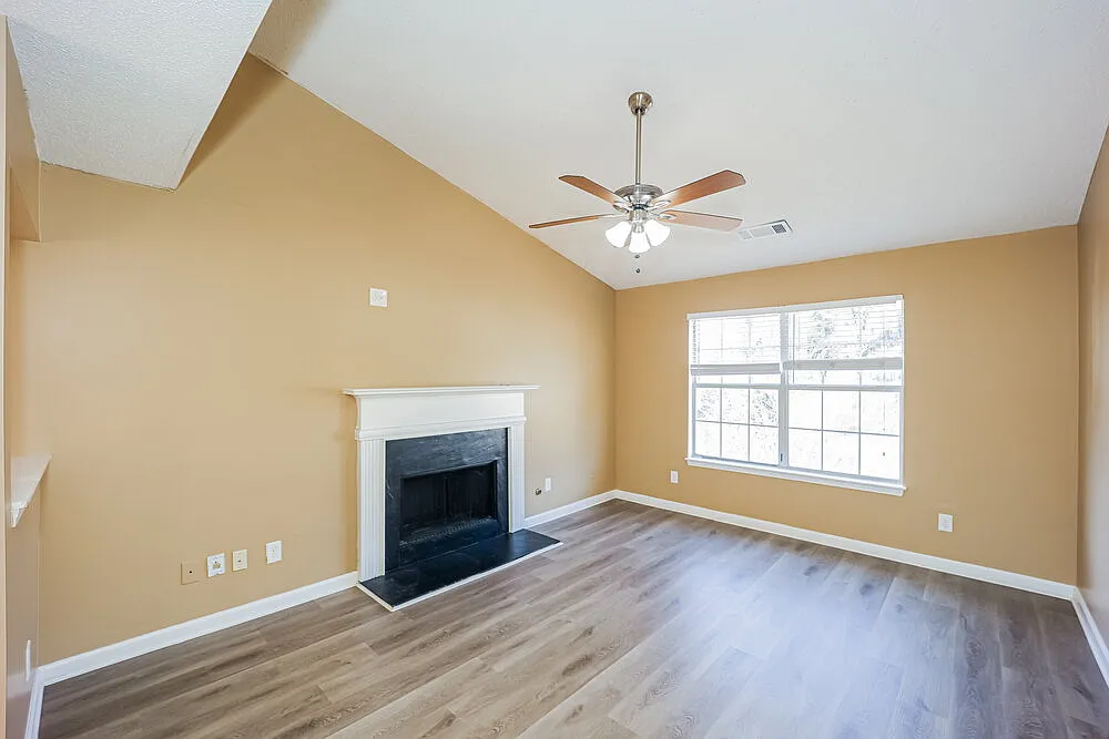 3 bed, 2.0 bath, 1424 sqft, $2,540 — Photo 4