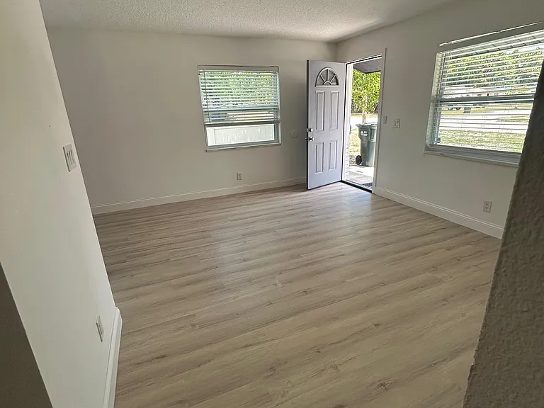 636 Lake Palms Dr #B — Photo 8
