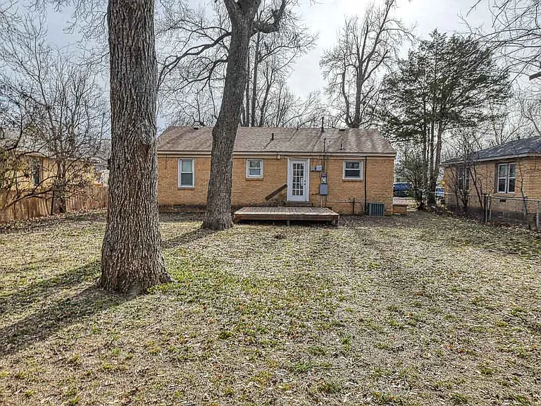 1117 Grover Ln — Photo 22