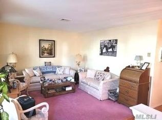 333 Brownfield Dr, Ridge, NY 11961