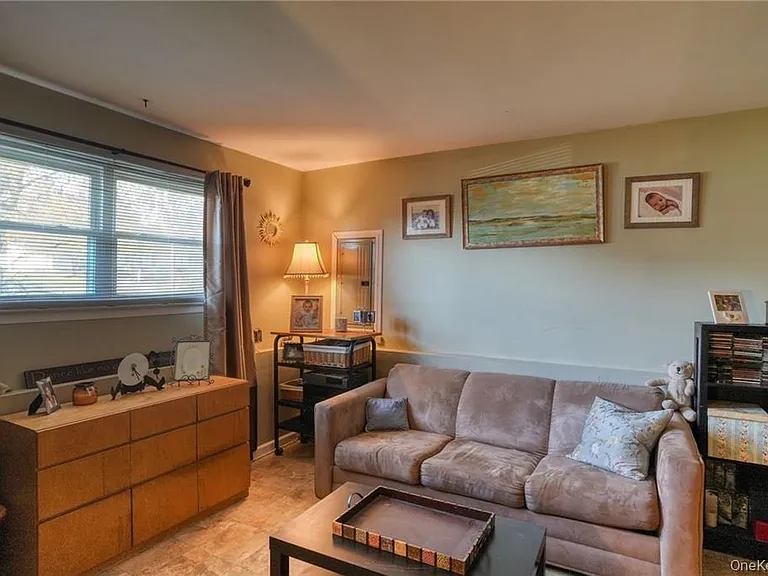 10 Capital Dr — Photo 8