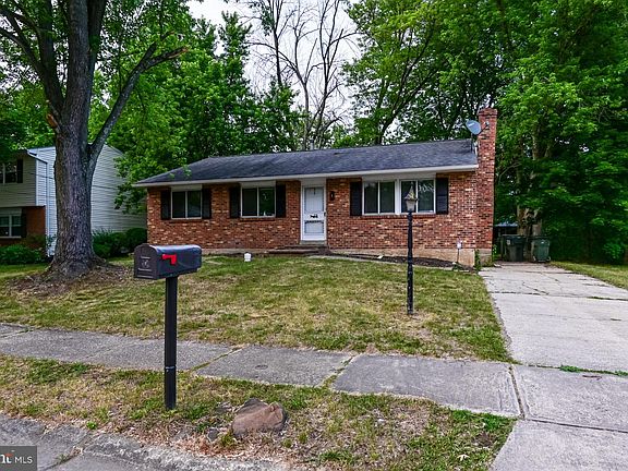 3rd image of 809 Bradford Ln