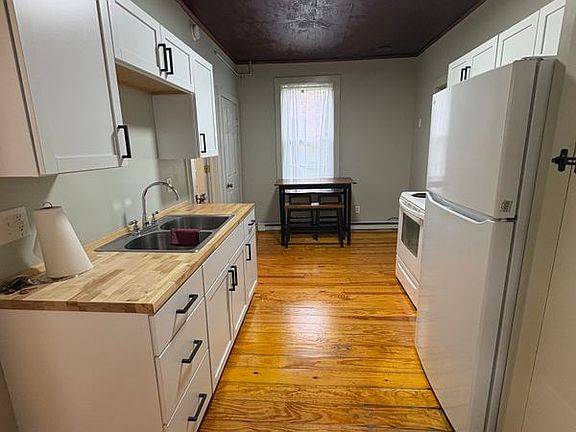 2nd image of 152 Grand St APT 2