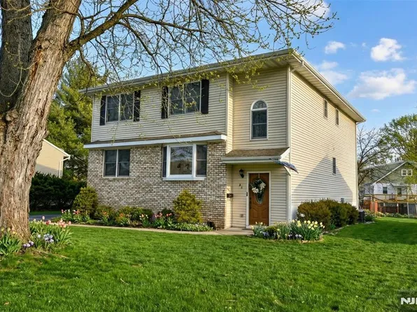 31 Smith St, Waldwick, NJ 07463