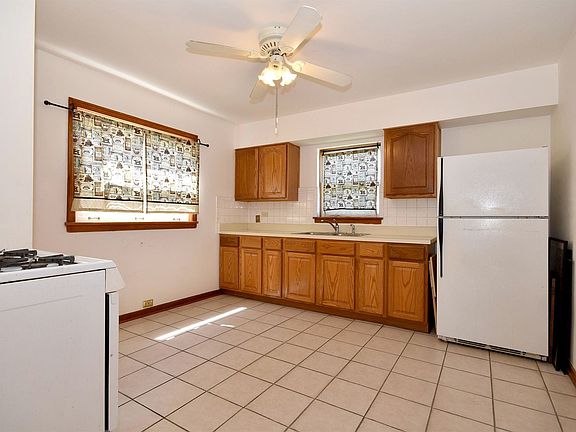 5th image of 2952 N Natoma Ave