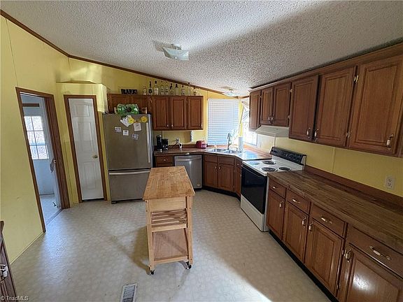 5th image of 125 Maple Hollow Rd