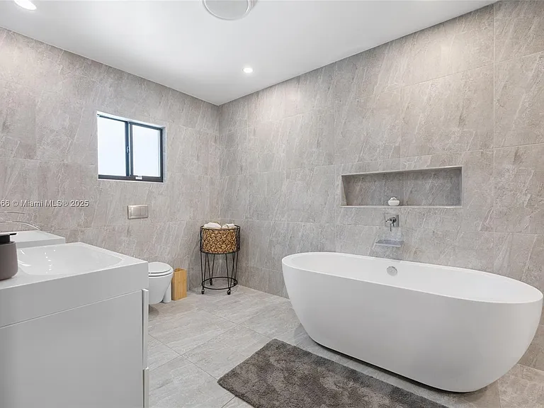 20375 NE 22nd Pl — Photo 32