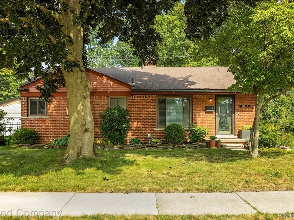 31412 Lyons Cir E, Warren, MI 48092