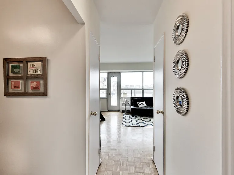 23 Lascelles Blvd — Photo 31