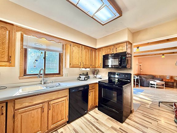 4th image of 652 Sussex Dr