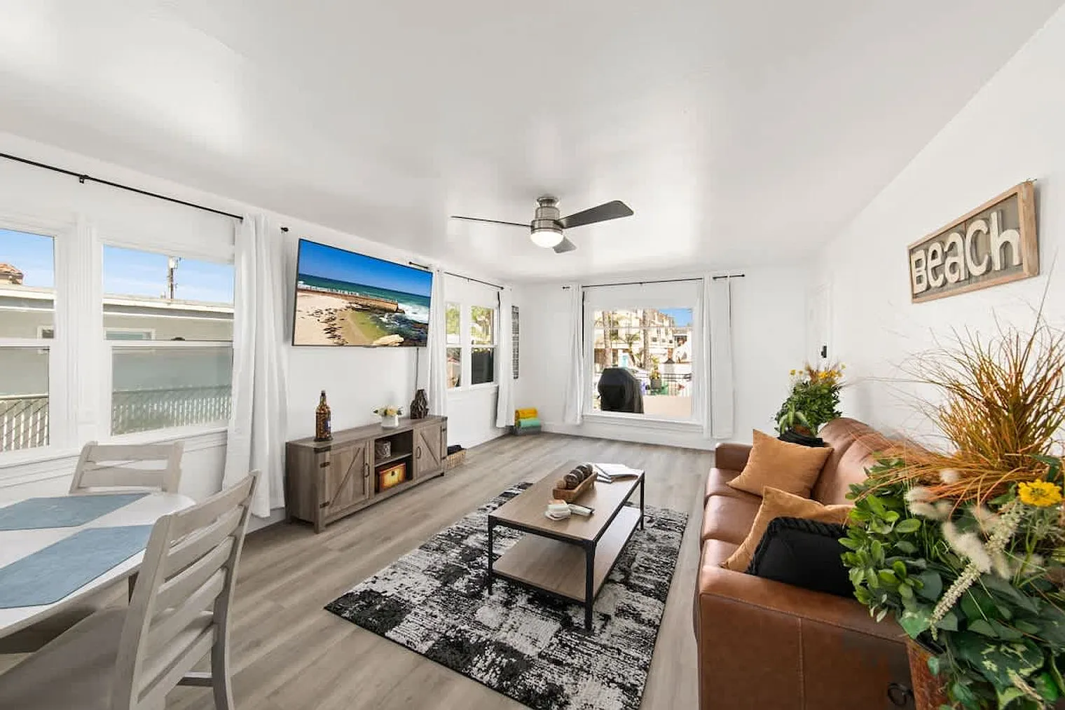 2 bed, 1.0 bath, 947 sqft, $8,356 — Photo 1