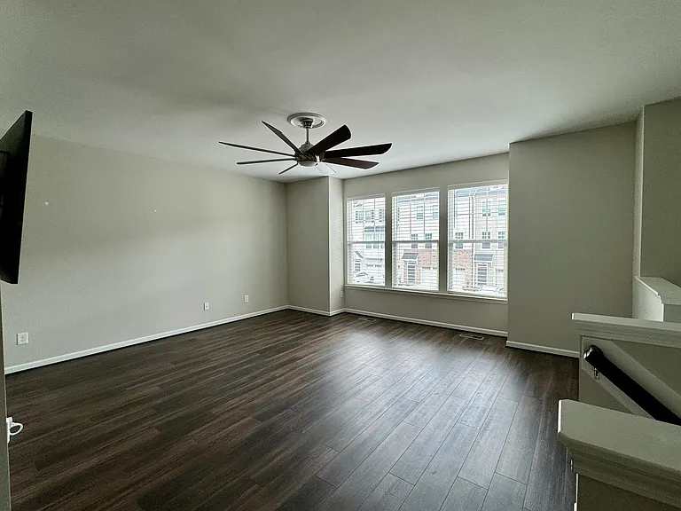 1025 Lathrop Ln — Photo 5