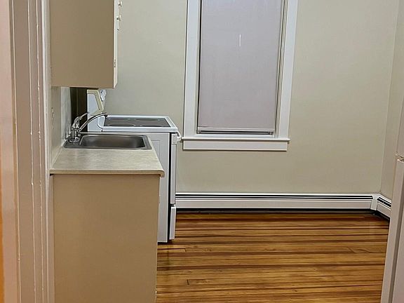 3rd image of 1603 Lonsdale Ave #1R