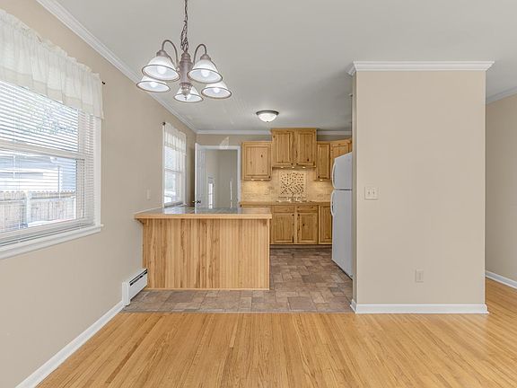 5th image of 105 Warner Ave S