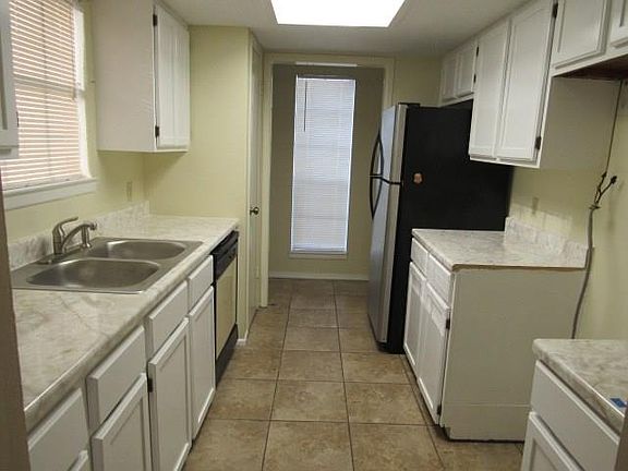 3rd image of 2414 Capitan Dr
