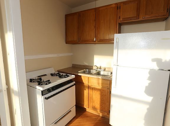 2nd image of 3121 N Hamlin Ave #H4
