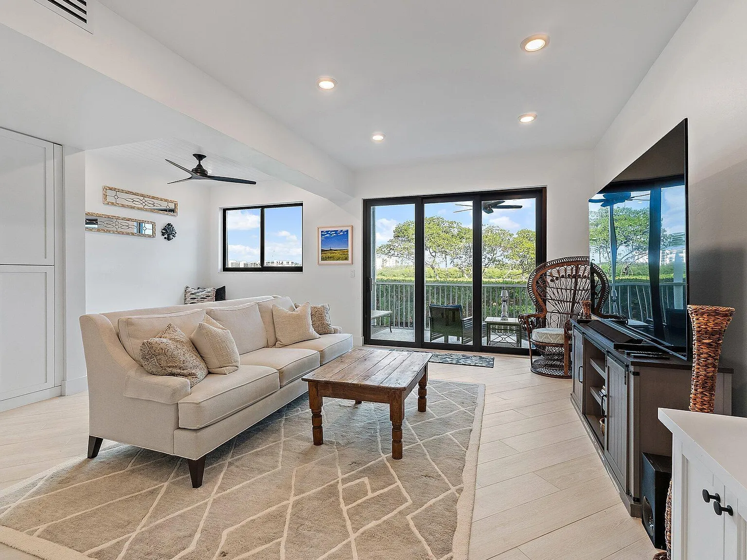 2 bed, 2.0 bath, 1463 sqft, $5,000 — Photo 3