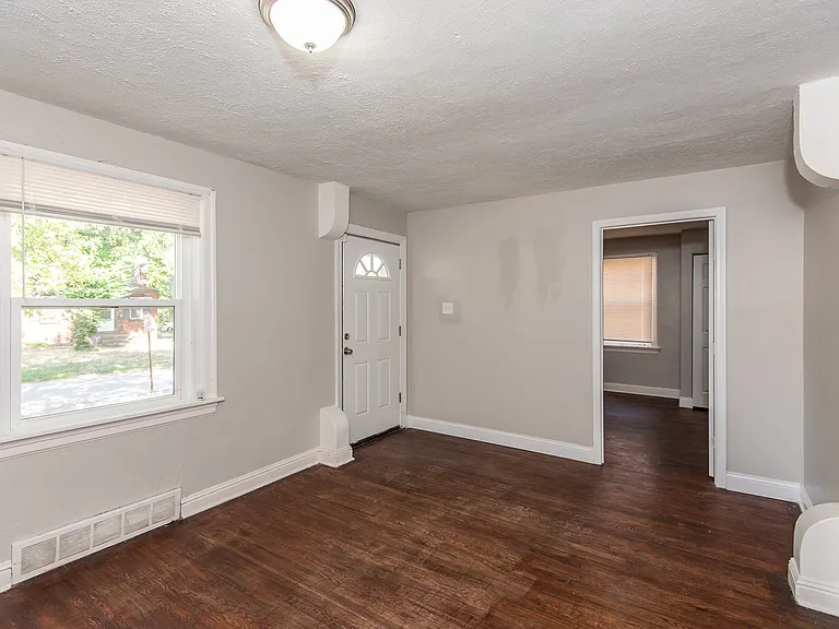 320 Henquin Dr — Photo 2