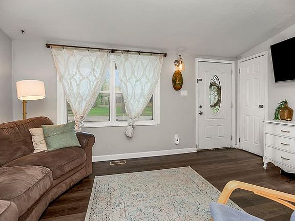3rd image of 321 Holiday Dr