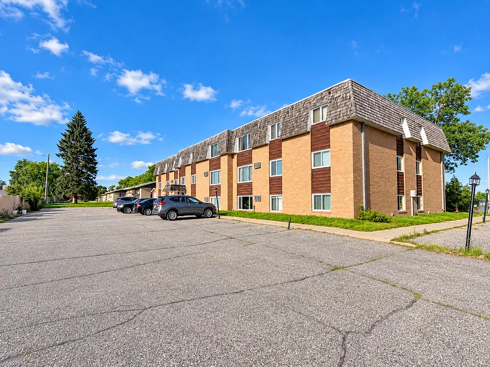 1 and 2 Bedroom Apartments Recently Renovated! Pet Friendly building, Specials, AC in unit!