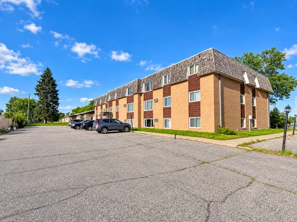1 and 2 Bedroom Apartments Recently Renovated! Pet Friendly building, Specials, AC in unit!