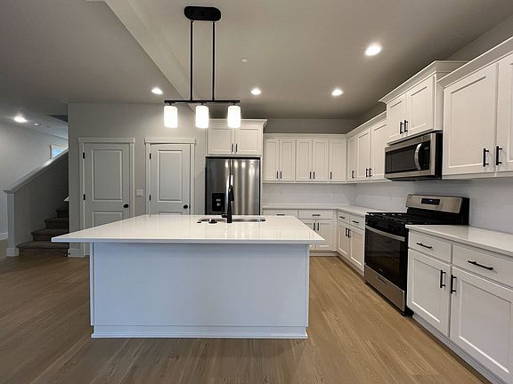 4th image of 184 SE 47th Ave