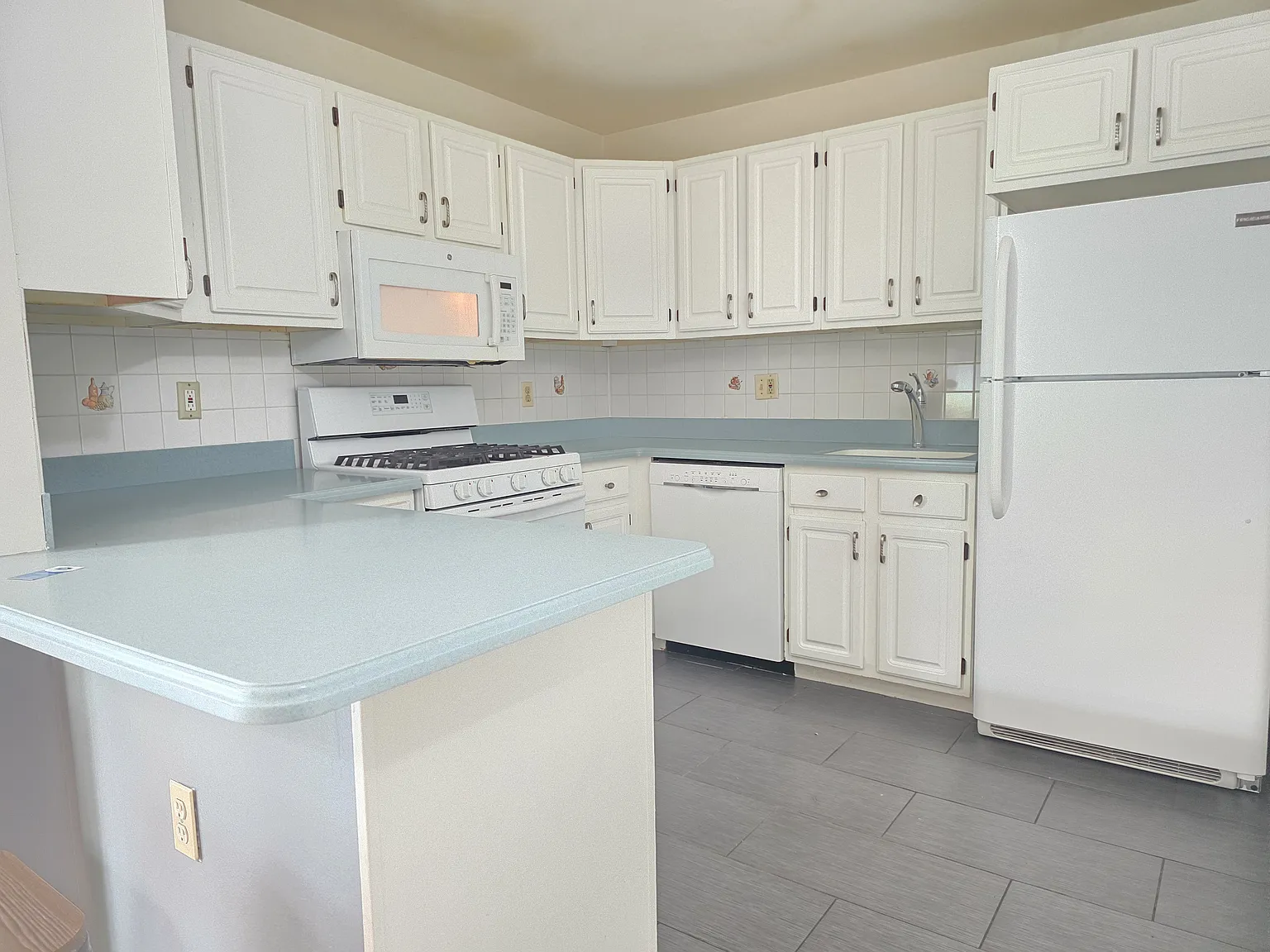 3 bed, $3,200 — Photo 2