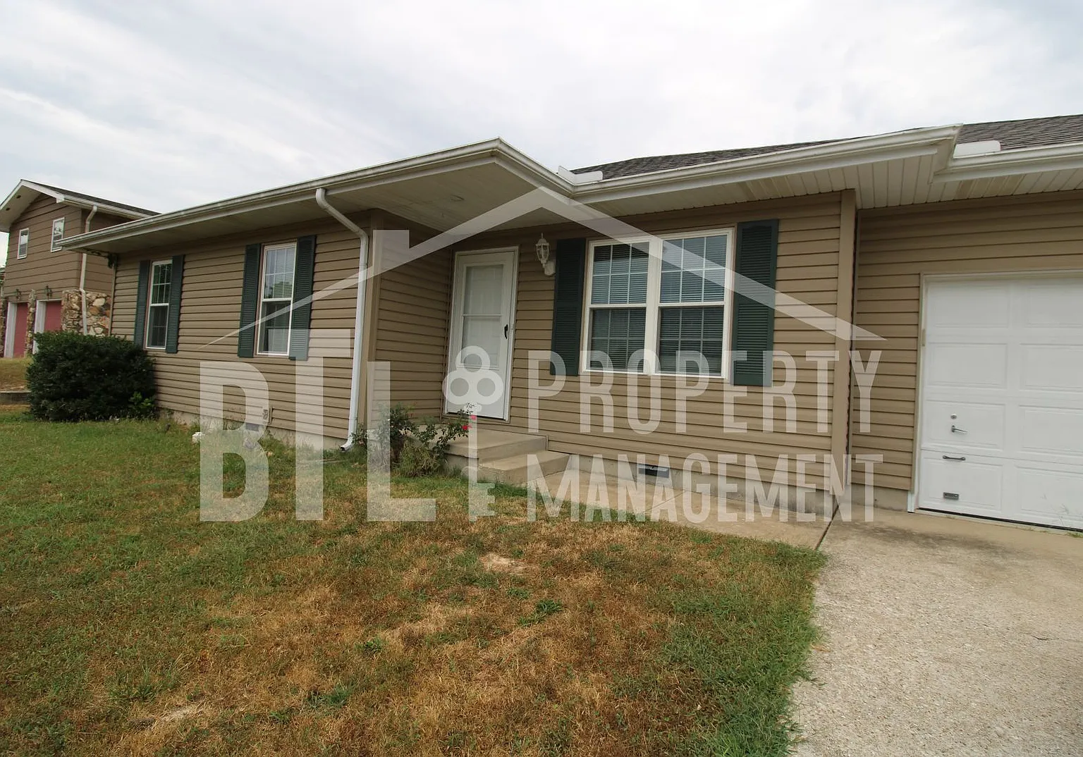 Charming 3-Bedroom Home in Branson Pet friendly and Fenced yard! — Photo 1