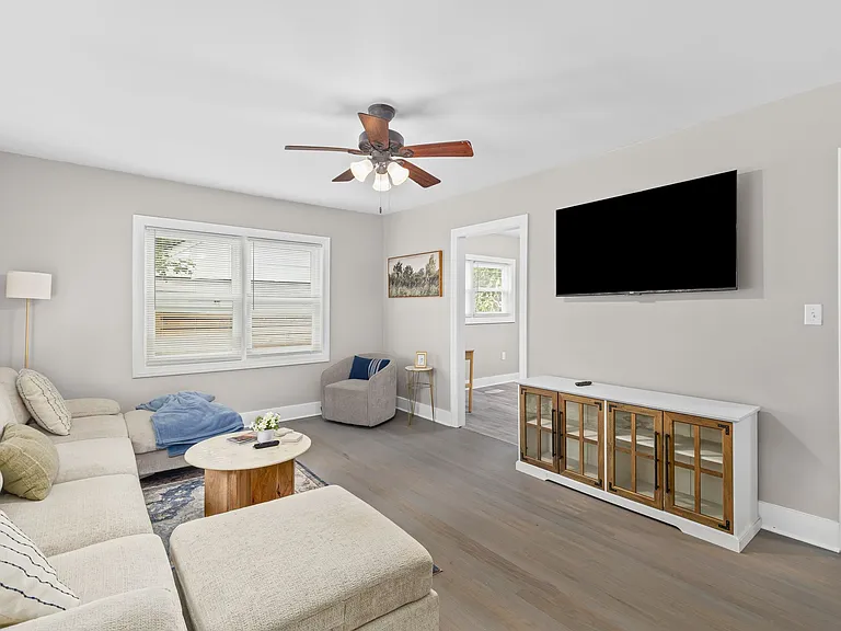 5473 Marie St — Photo 2