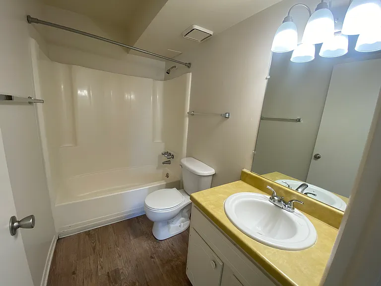 County Green Apartments — Photo 57