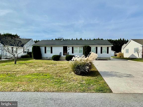 3rd image of 111 Loganberry Ln