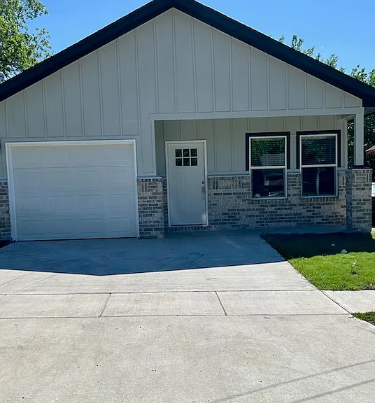 2211 Wellington St — Photo 1