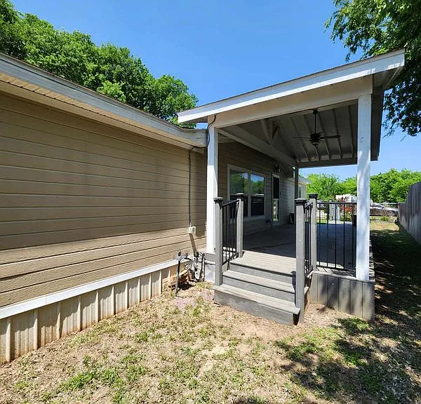 922 Ashwood St — Photo 12