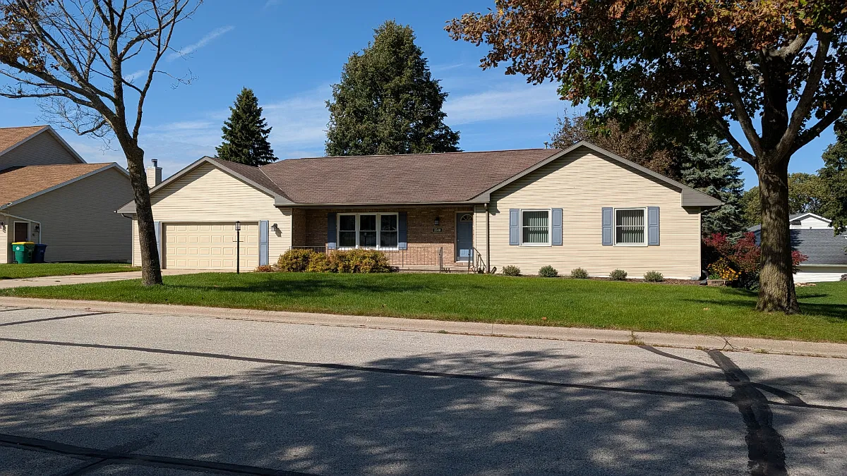 3 bed, 1632 sqft, $2,100 — Photo 1