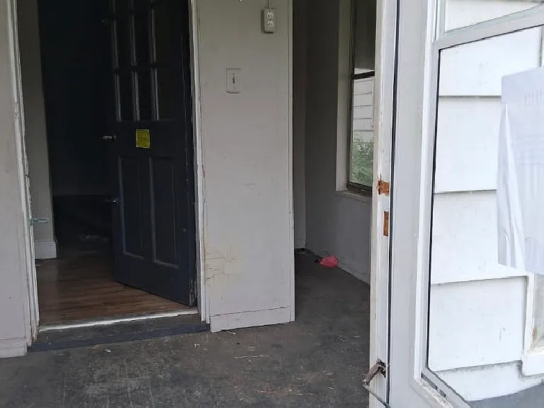 1610 S Lydia Ave — Photo 2