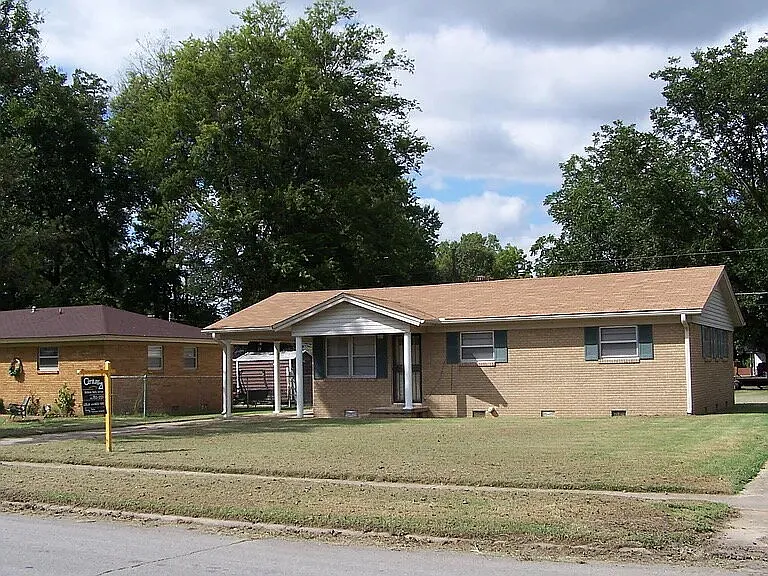 1100 Highland St — Photo 2