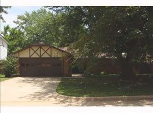 320 S Bouziden Dr, Moore, OK 73160