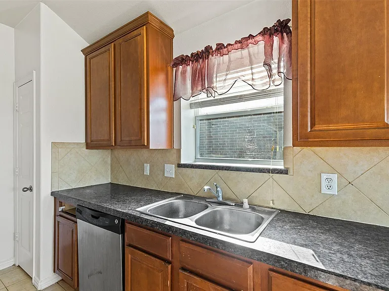 325 Crosscreek Dr — Photo 14
